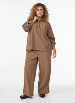 Samthose aus Samt mit weitem Bein