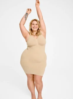 Shapewear Kleid mit breiten Trägern.