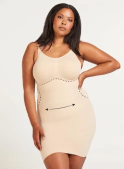 Shapewear Kleid mit breiten Trägern.