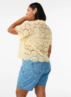 Shorts aus Denim mit bestickten Blumen