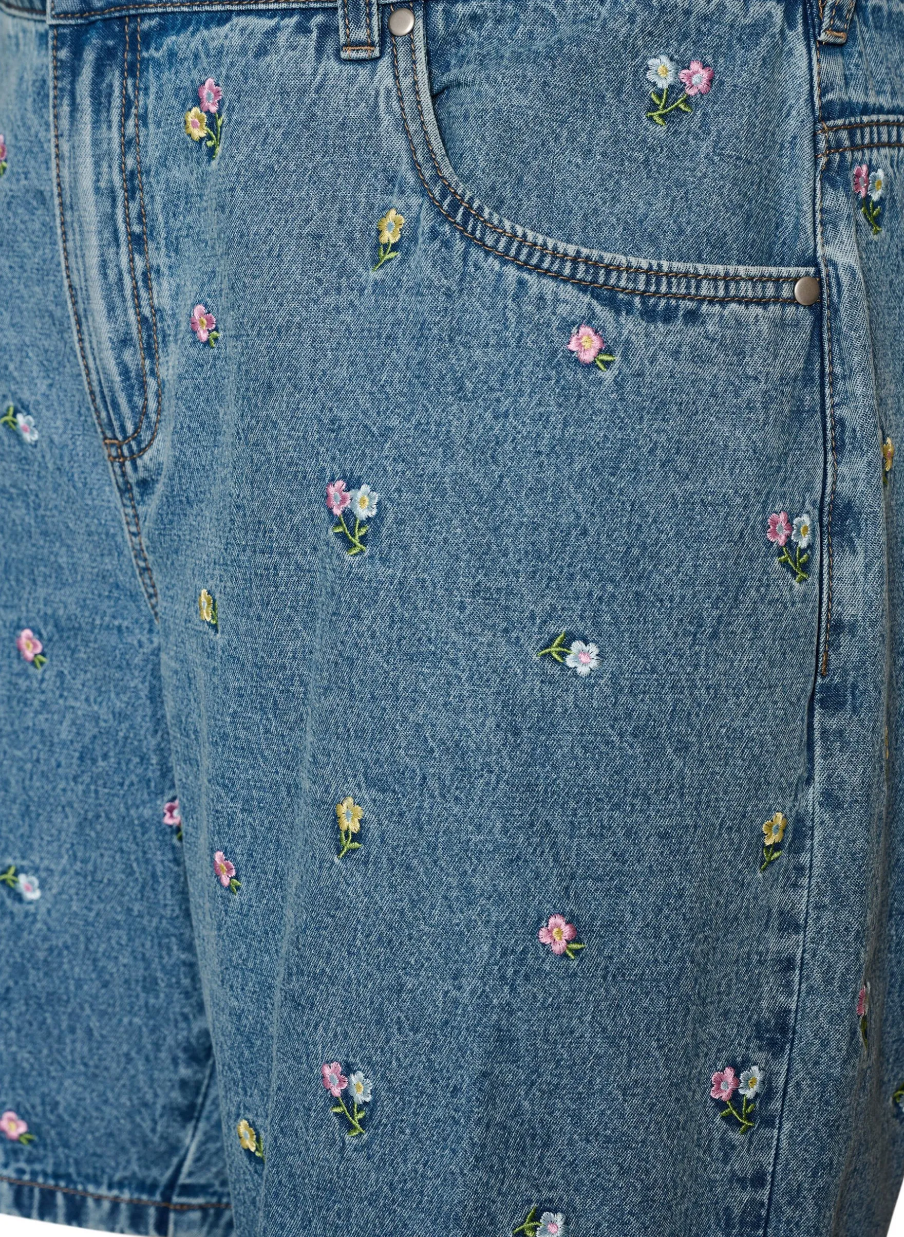 Shorts aus Denim mit bestickten Blumen
