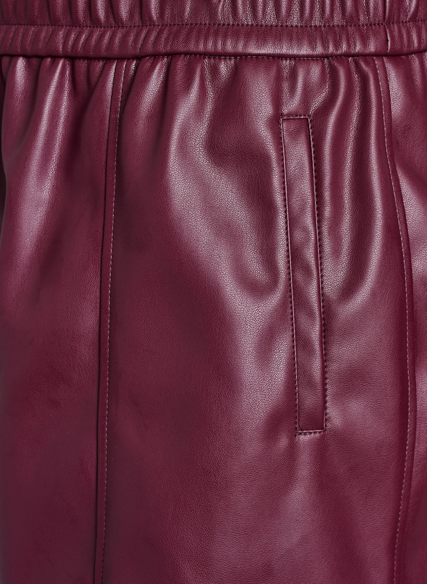 Shorts aus Kunstleder mit elastischem Bund