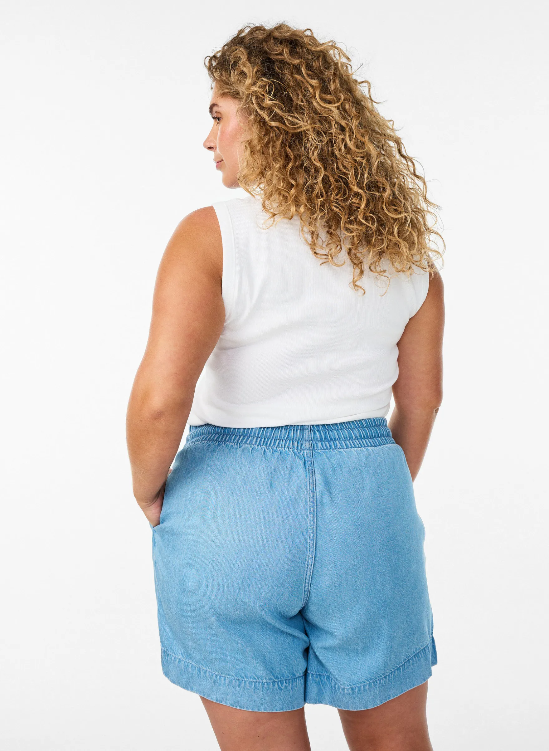 Shorts in Jeans-Optik mit elastischem Bund und Kordelzug