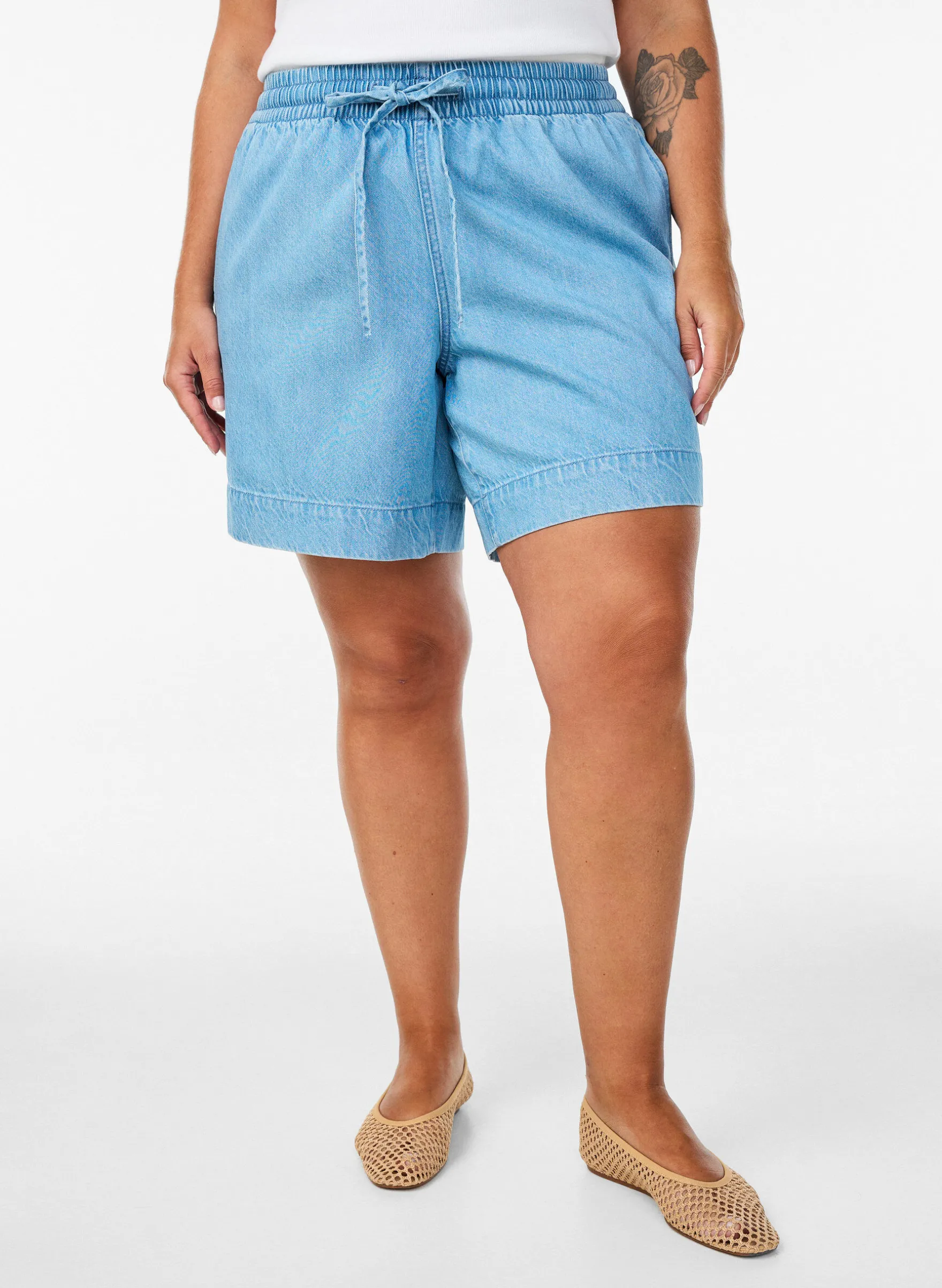 Shorts in Jeans-Optik mit elastischem Bund und Kordelzug