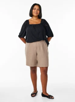 Shorts mit Taschen und hoher Taille