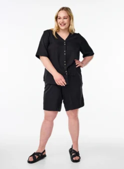 Shorts mit Taschen und hoher Taille