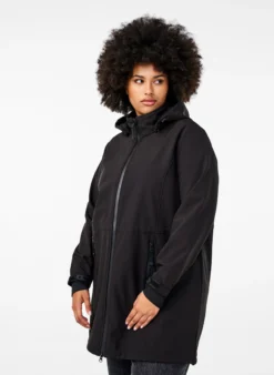 Softshell-Jacke mit abnehmbarer Kapuze