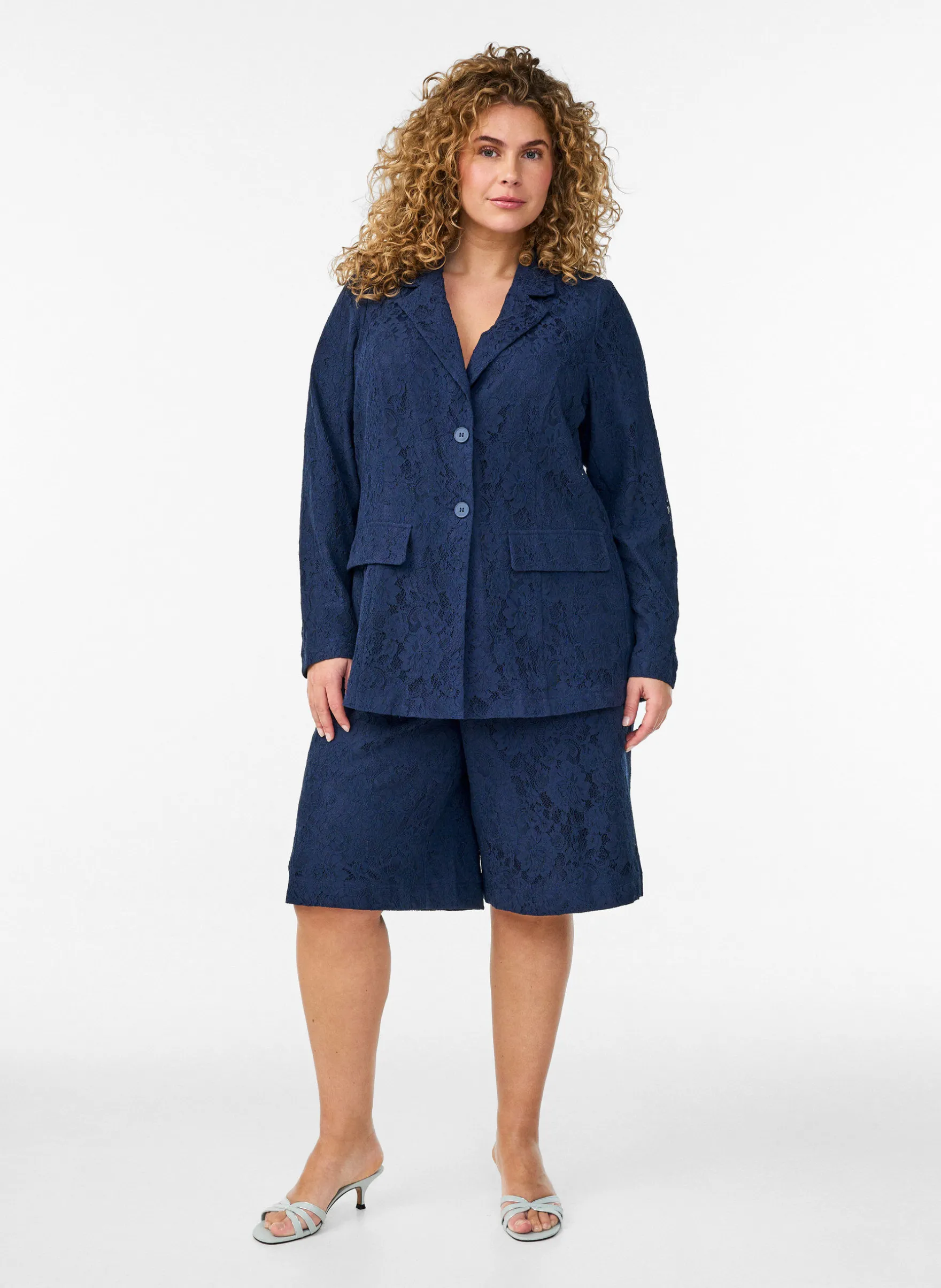 Spitzenblazer mit Knopfverschluss