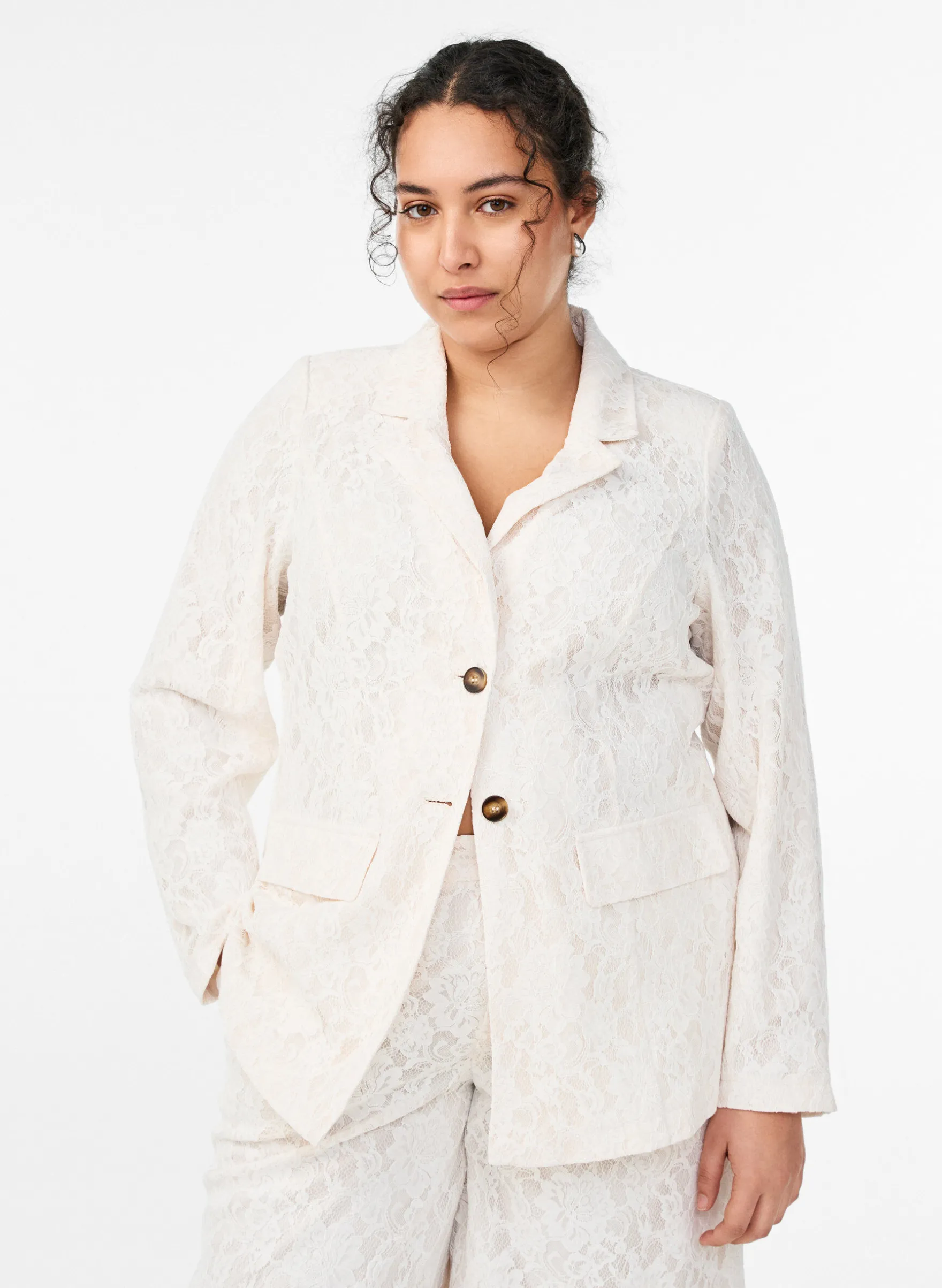Spitzenblazer mit Knopfverschluss
