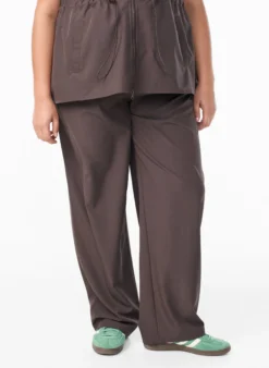 Sportliche Hose mit hoher Taille und geraden Beinen