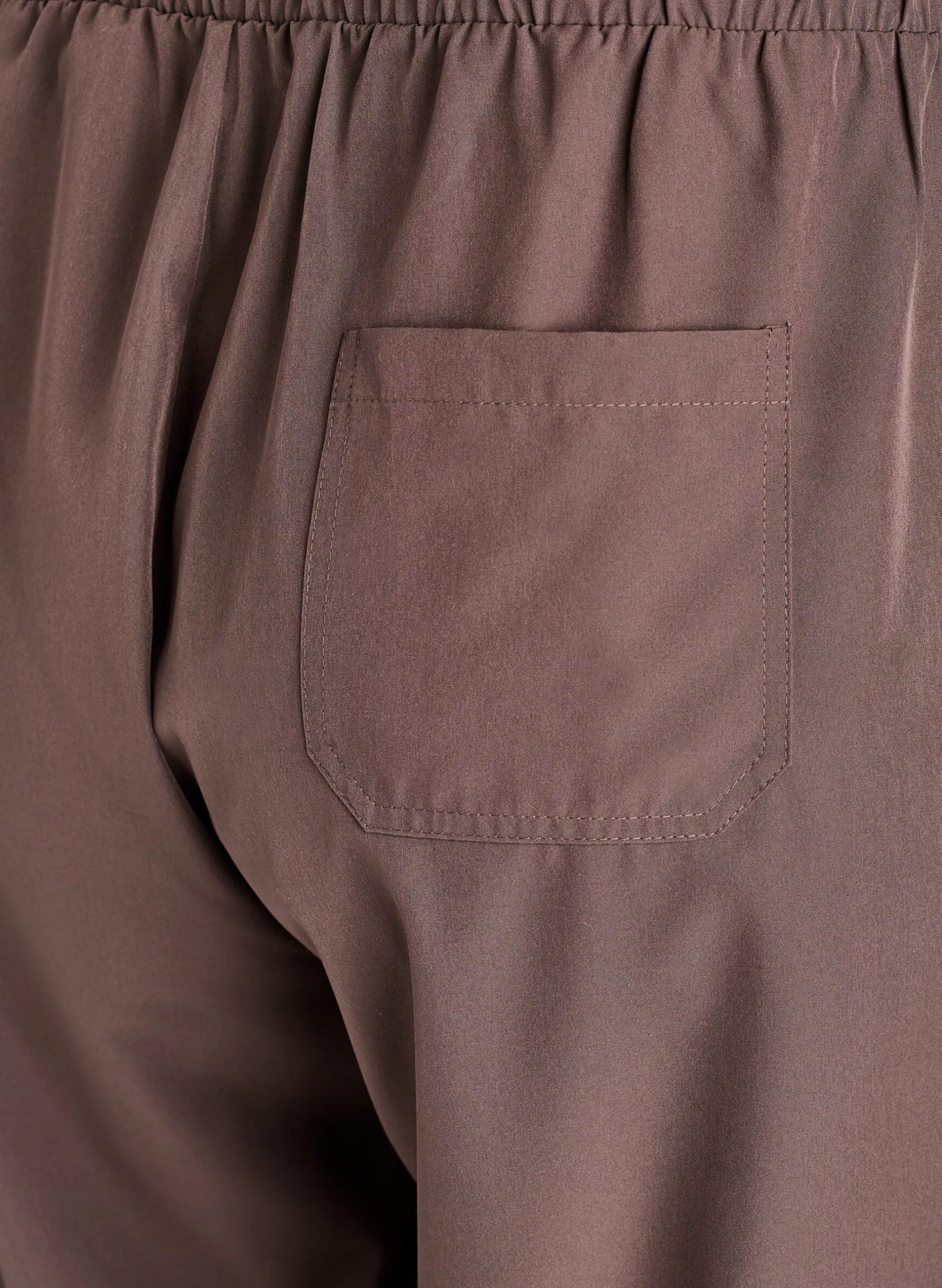Sportliche Hose mit hoher Taille und geraden Beinen