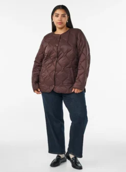Steppjacke mit Druckknöpfen und Rundhalsausschnitt