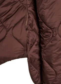 Steppjacke mit Druckknöpfen und Rundhalsausschnitt