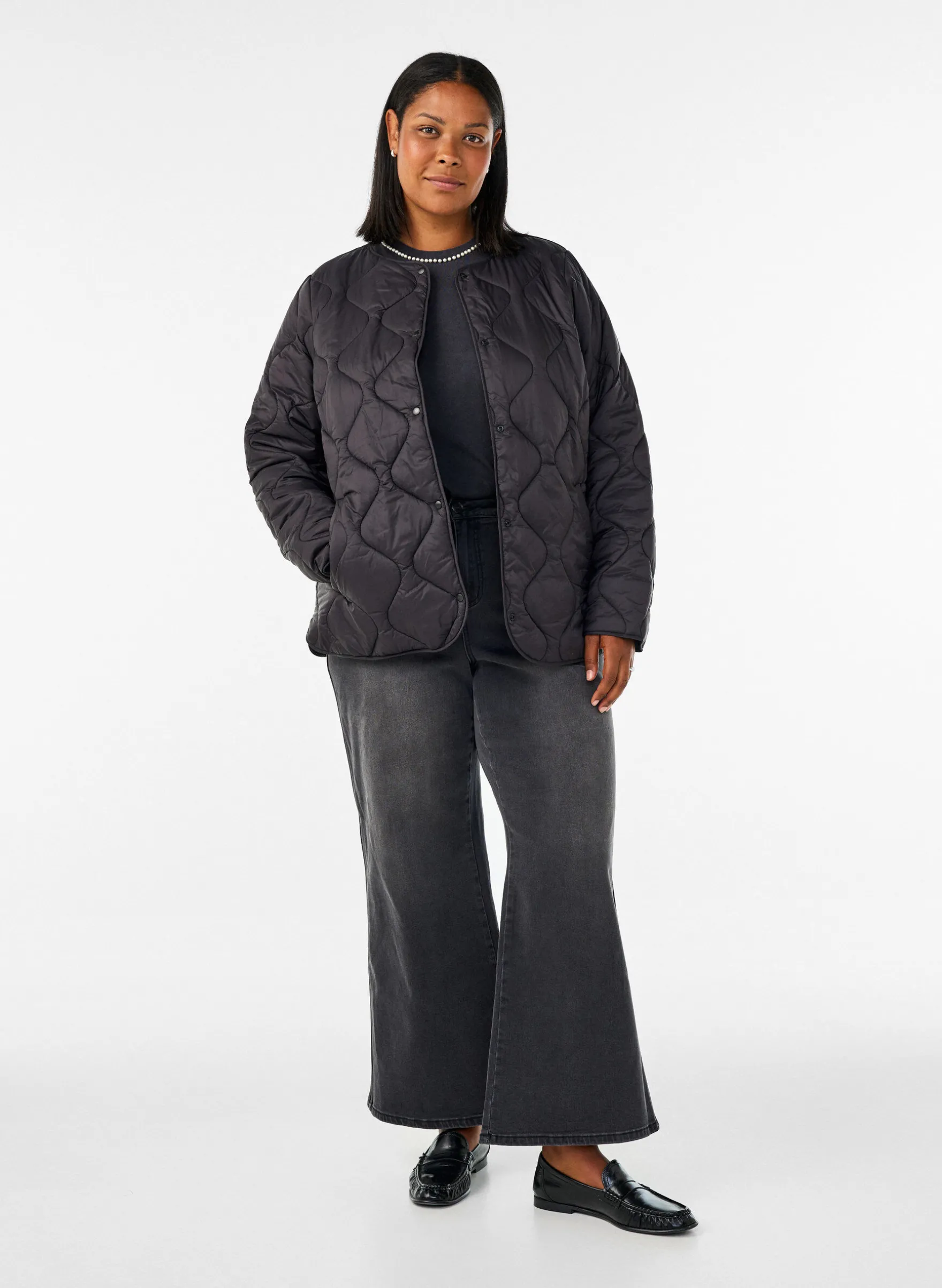 Steppjacke mit Druckknöpfen und Rundhalsausschnitt