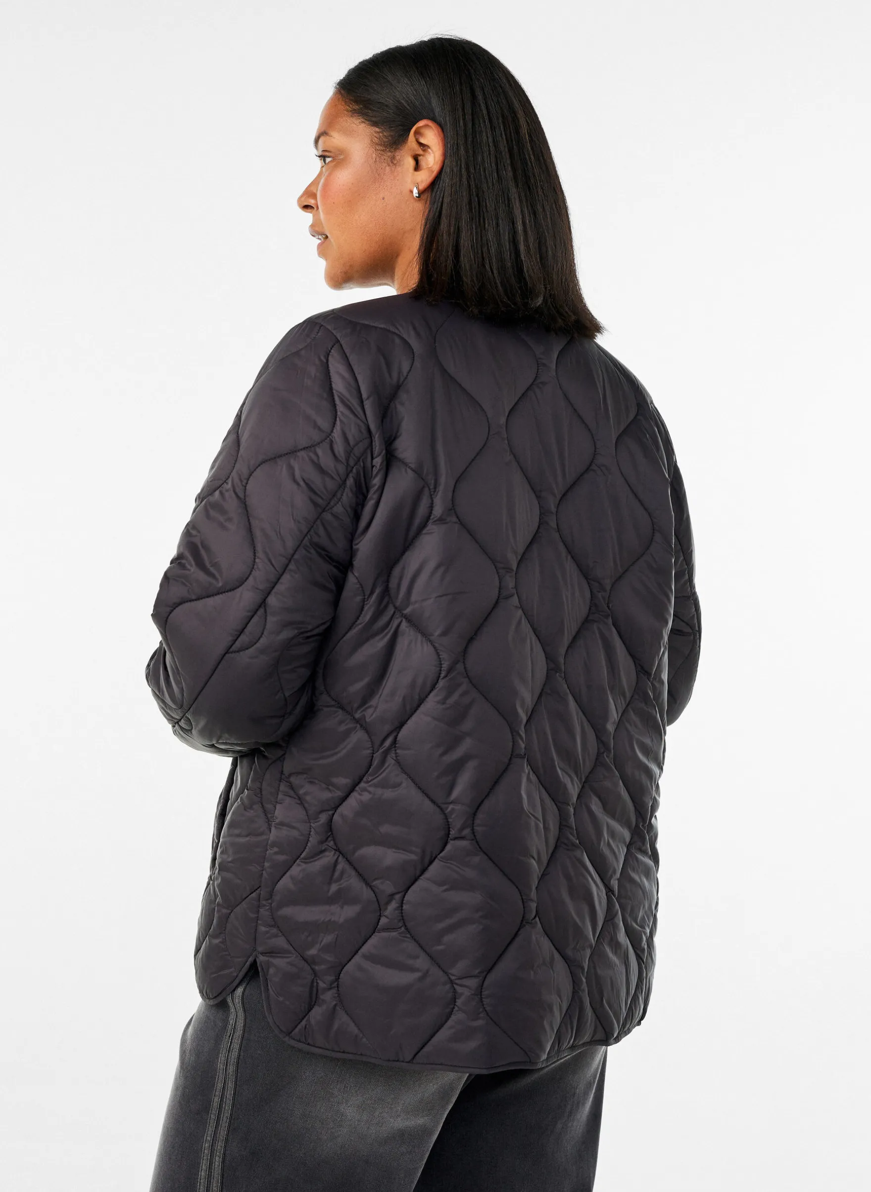 Steppjacke mit Druckknöpfen und Rundhalsausschnitt