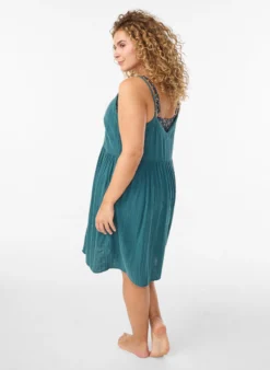 Strandkleid aus Baumwolle mit schmalen Trägern