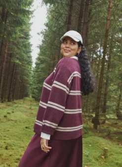 Strickbluse mit doppelten Kontraststreifen