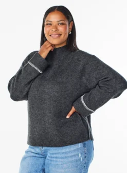 Strickbluse mit hohem Kragen und Kontrastdetail