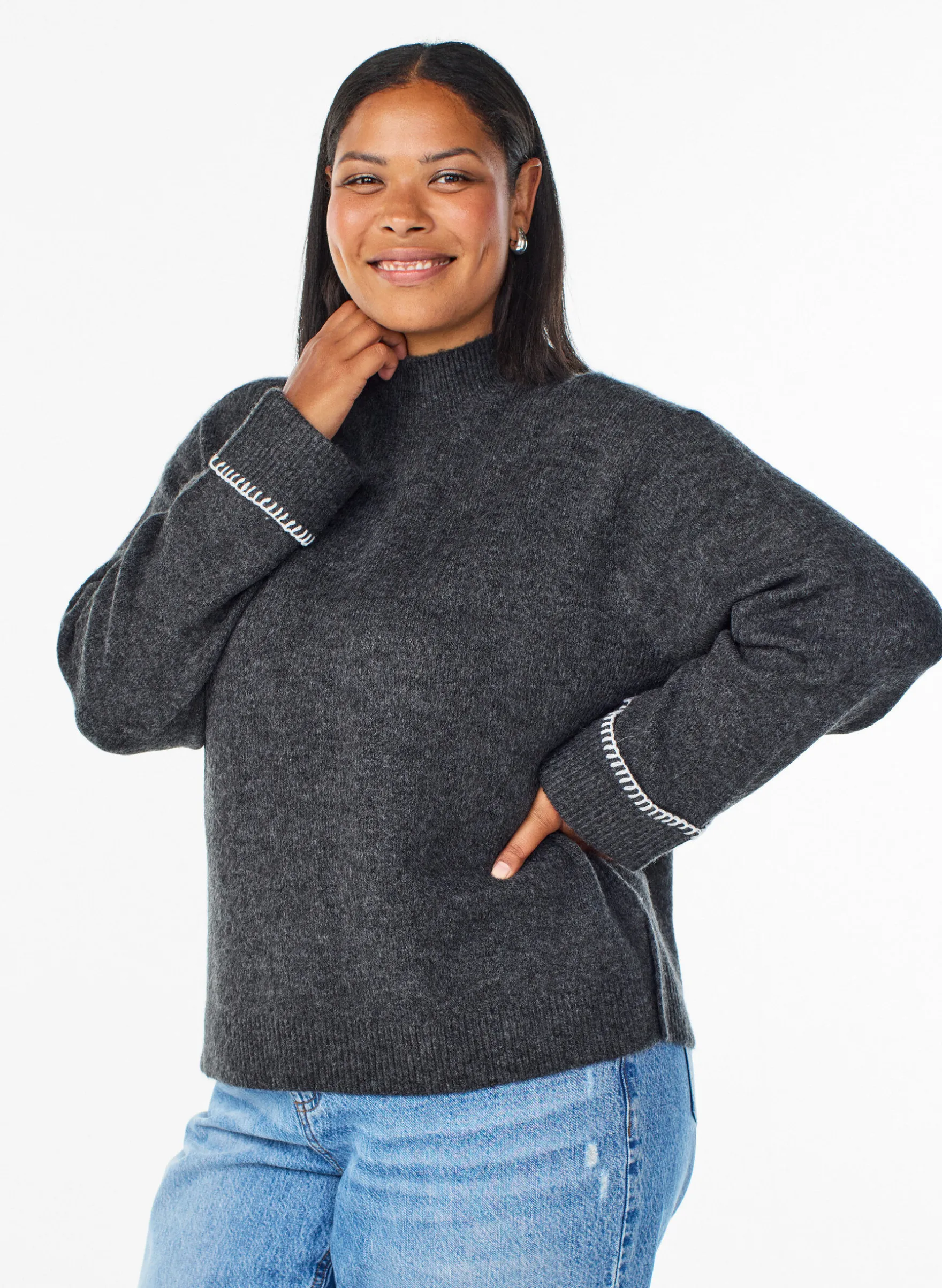 Strickbluse mit hohem Kragen und Kontrastdetail