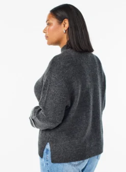 Strickbluse mit hohem Kragen und Kontrastdetail