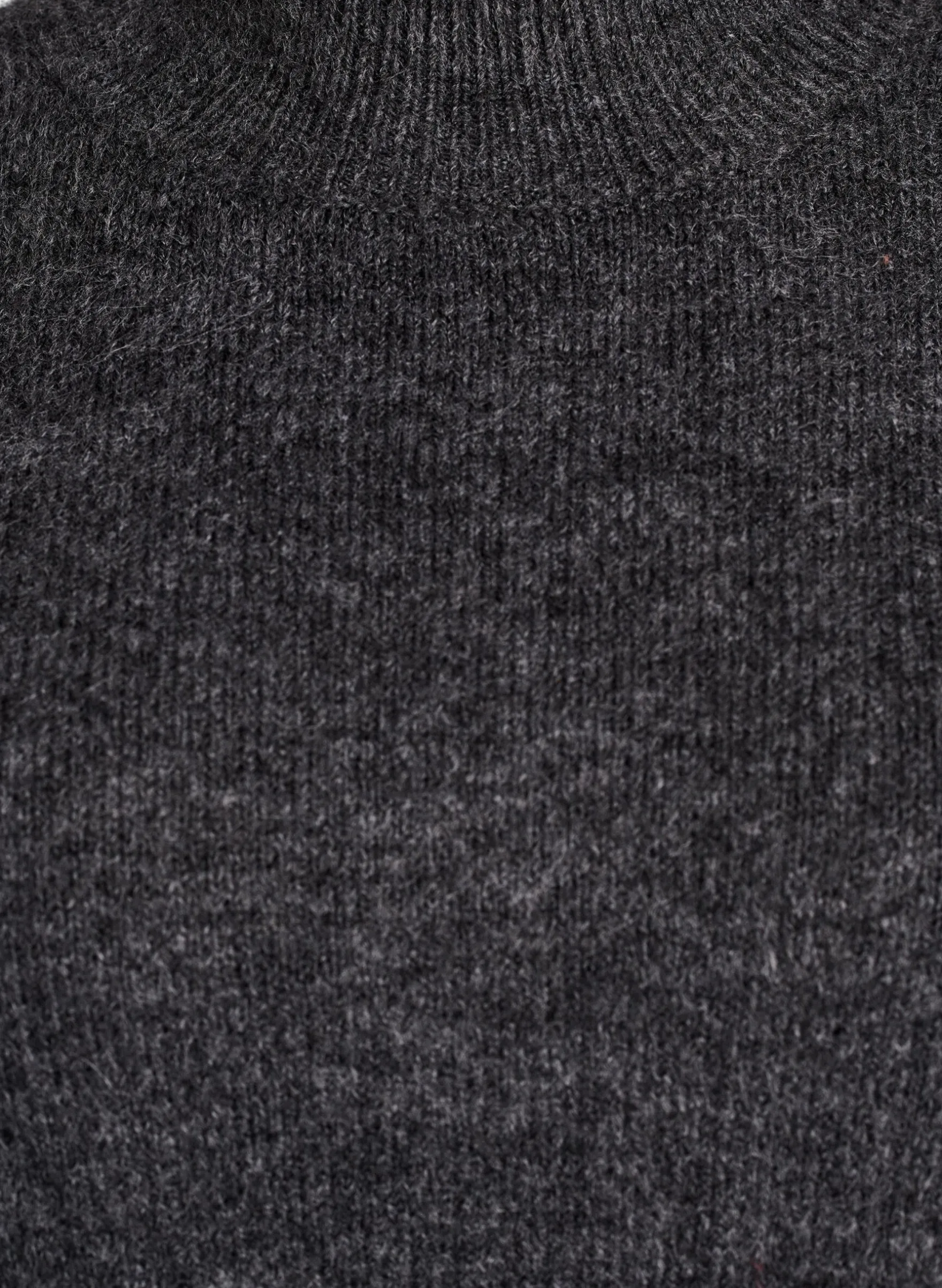 Strickbluse mit hohem Kragen und Kontrastdetail
