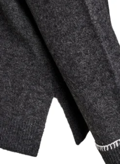 Strickbluse mit hohem Kragen und Kontrastdetail