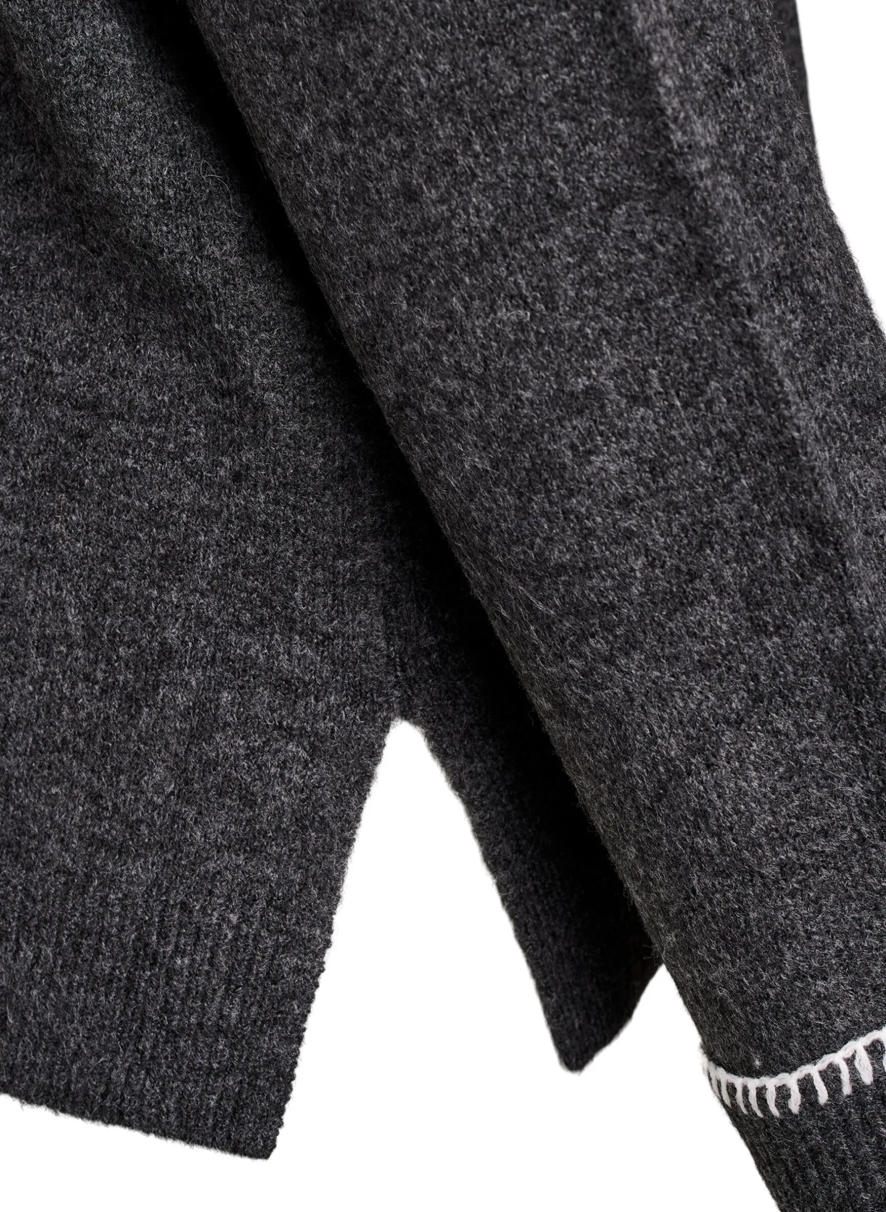 Strickbluse mit hohem Kragen und Kontrastdetail