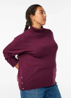 Strickbluse mit Rollkragen und seitlichen Knöpfen