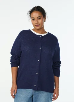 Strickjacke aus Strukturstrick mit kugelförmigen Knöpfen