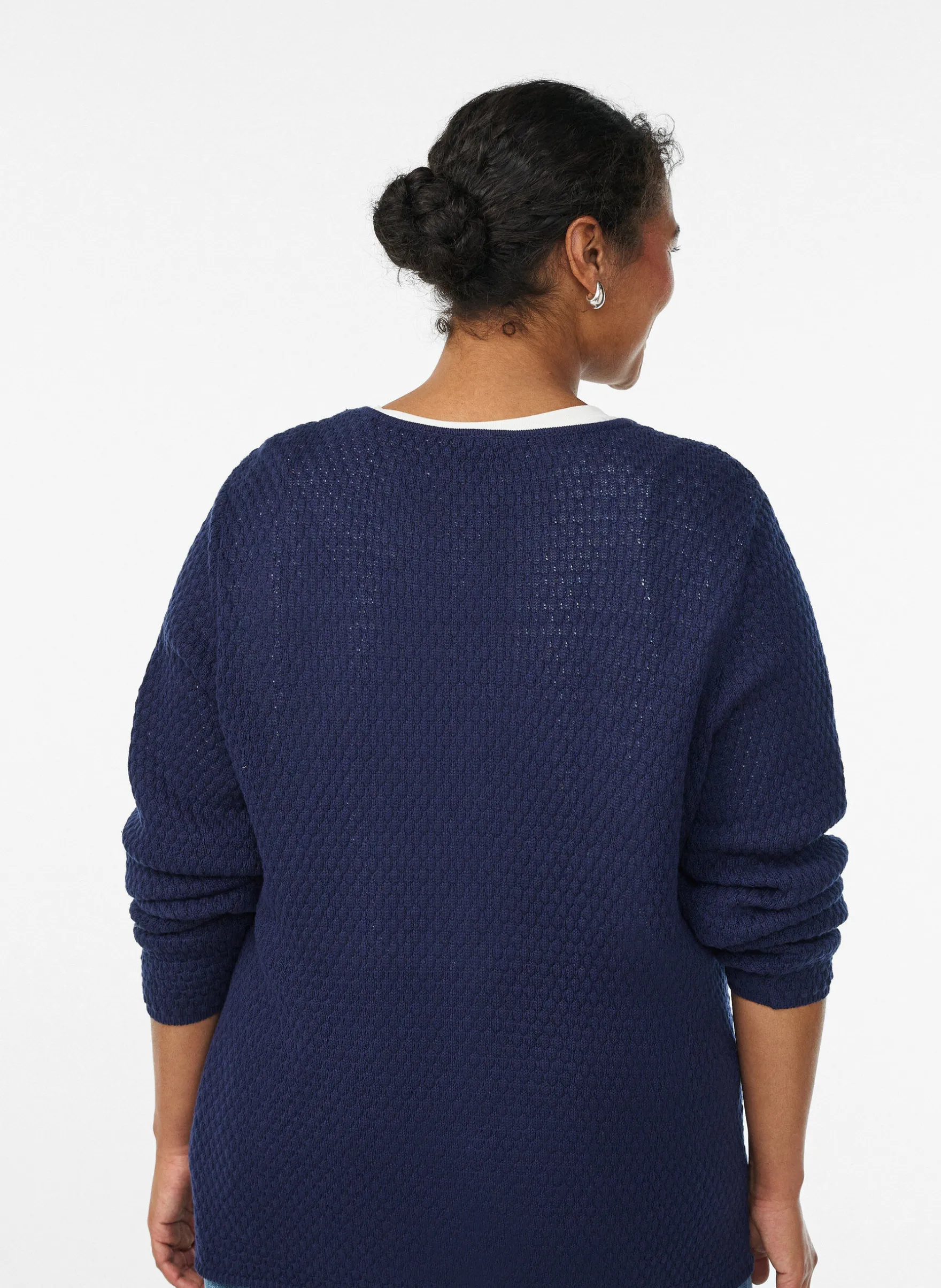Strickjacke aus Strukturstrick mit kugelförmigen Knöpfen