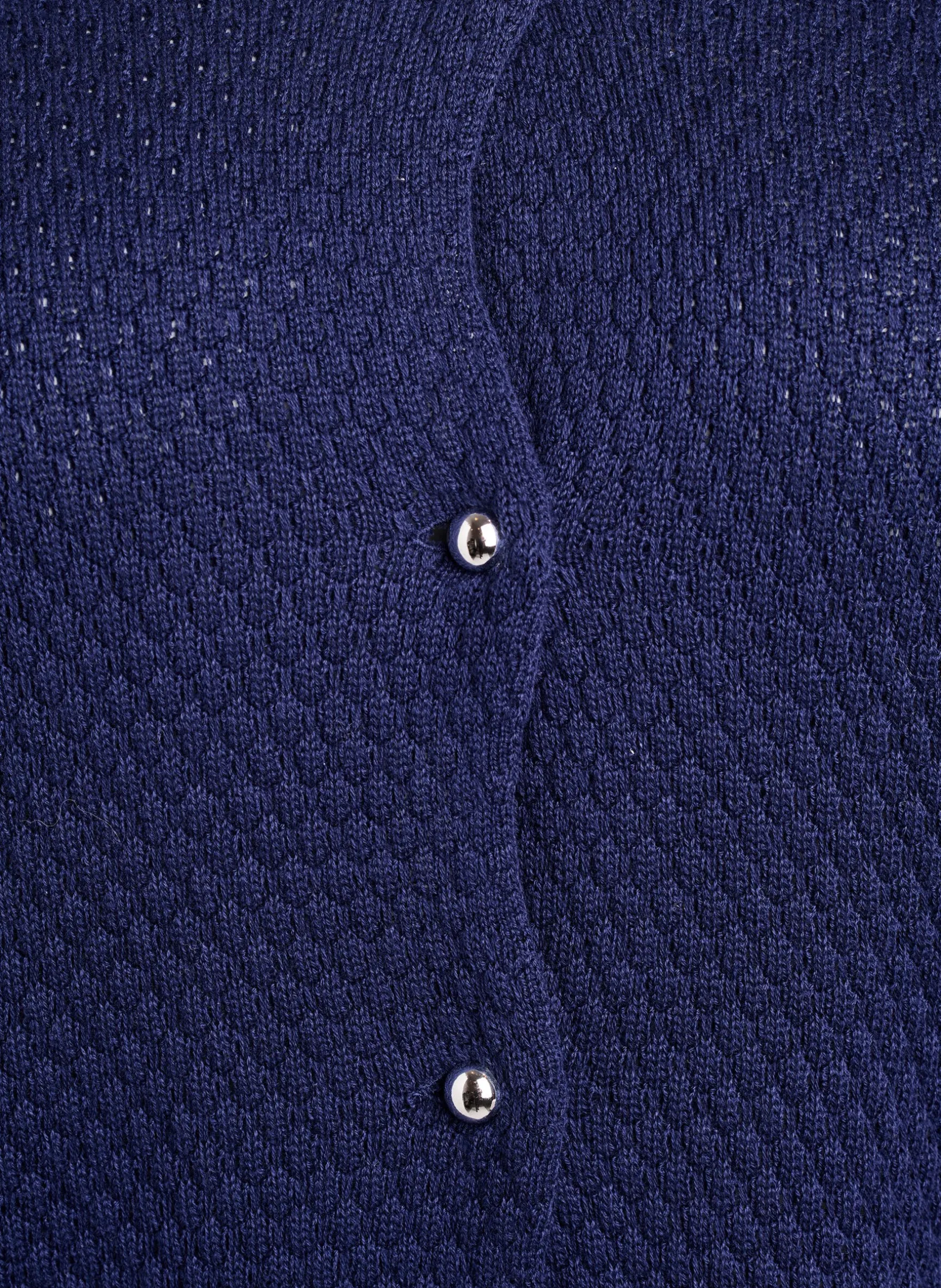 Strickjacke aus Strukturstrick mit kugelförmigen Knöpfen