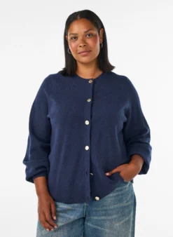 Strickjacke aus weichem Strick mit goldfarbenen Knöpfen