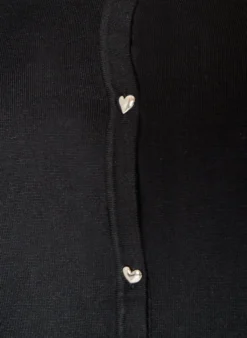 Strickjacke mit Herzknöpfen und kurzen Ärmeln