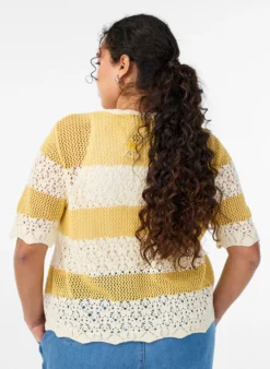 Strickjacke mit Lochstickerei und Streifen