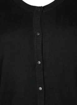 Strickjacke mit Rundhalsausschnitt und Knöpfen