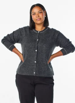 Strickjacke mit Strasssteinen und Zierknöpfen