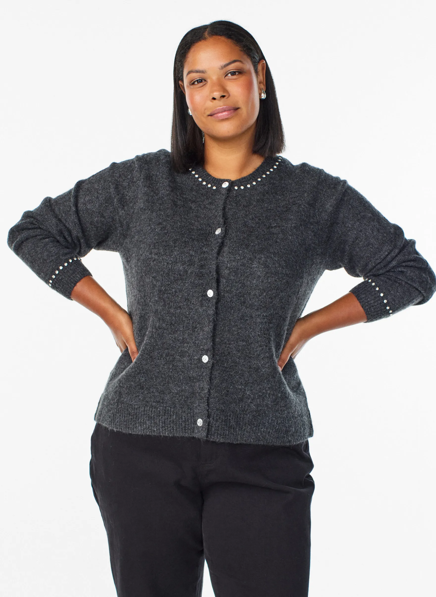 Strickjacke mit Strasssteinen und Zierknöpfen