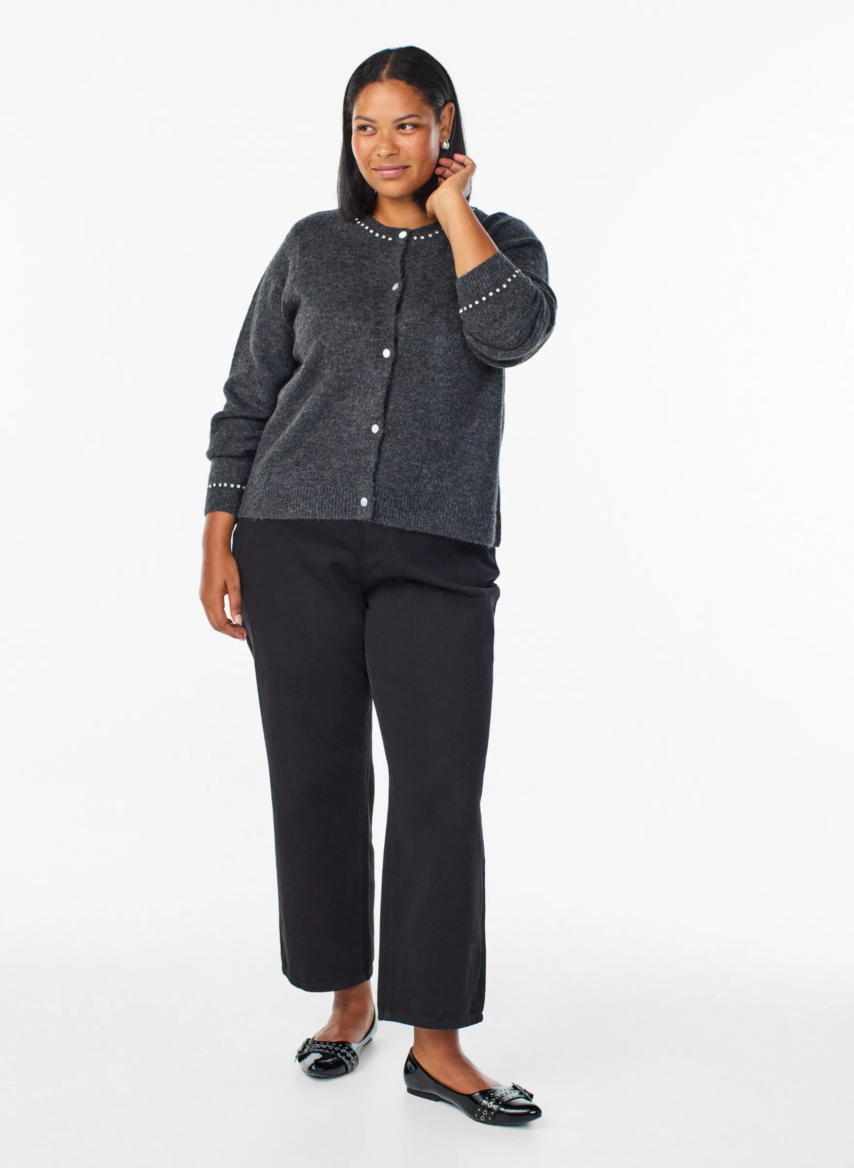Strickjacke mit Strasssteinen und Zierknöpfen