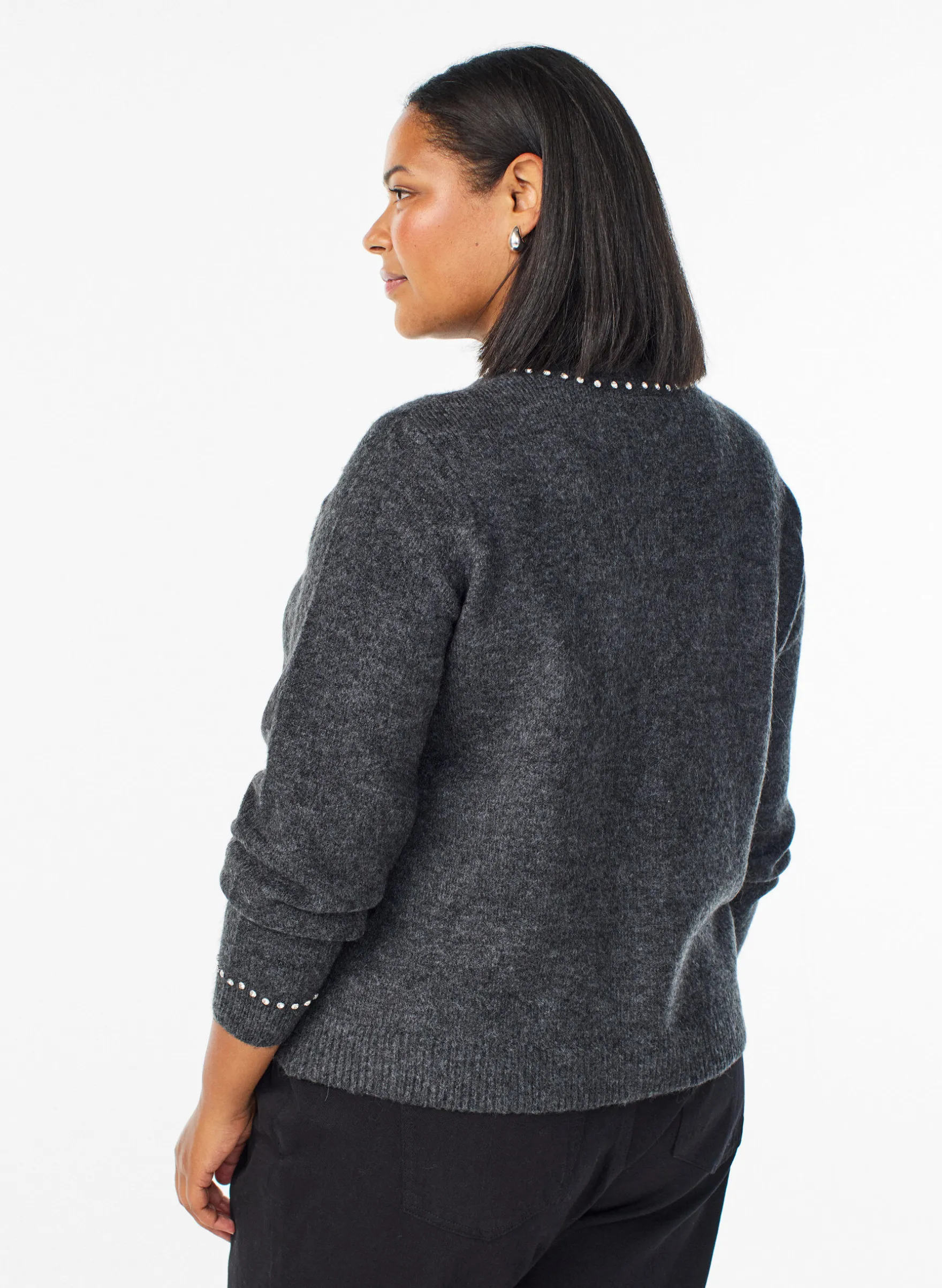 Strickjacke mit Strasssteinen und Zierknöpfen