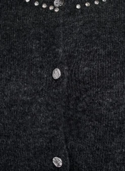 Strickjacke mit Strasssteinen und Zierknöpfen