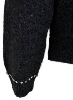 Strickjacke mit Strasssteinen und Zierknöpfen