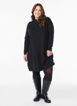 Strickkleid mit hohem Kragen und Reißverschluss