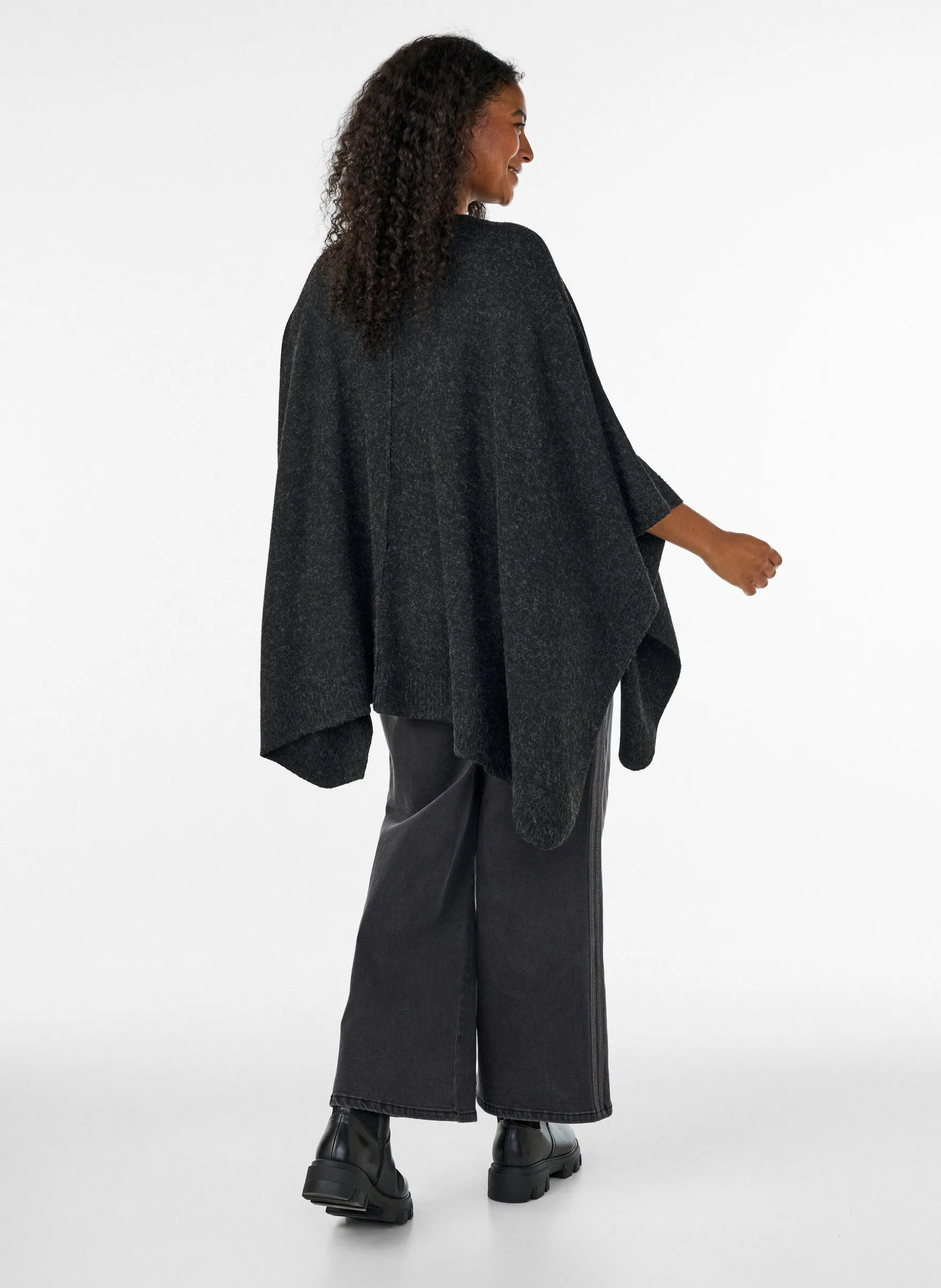 Strickponcho mit Rundhalsausschnitt
