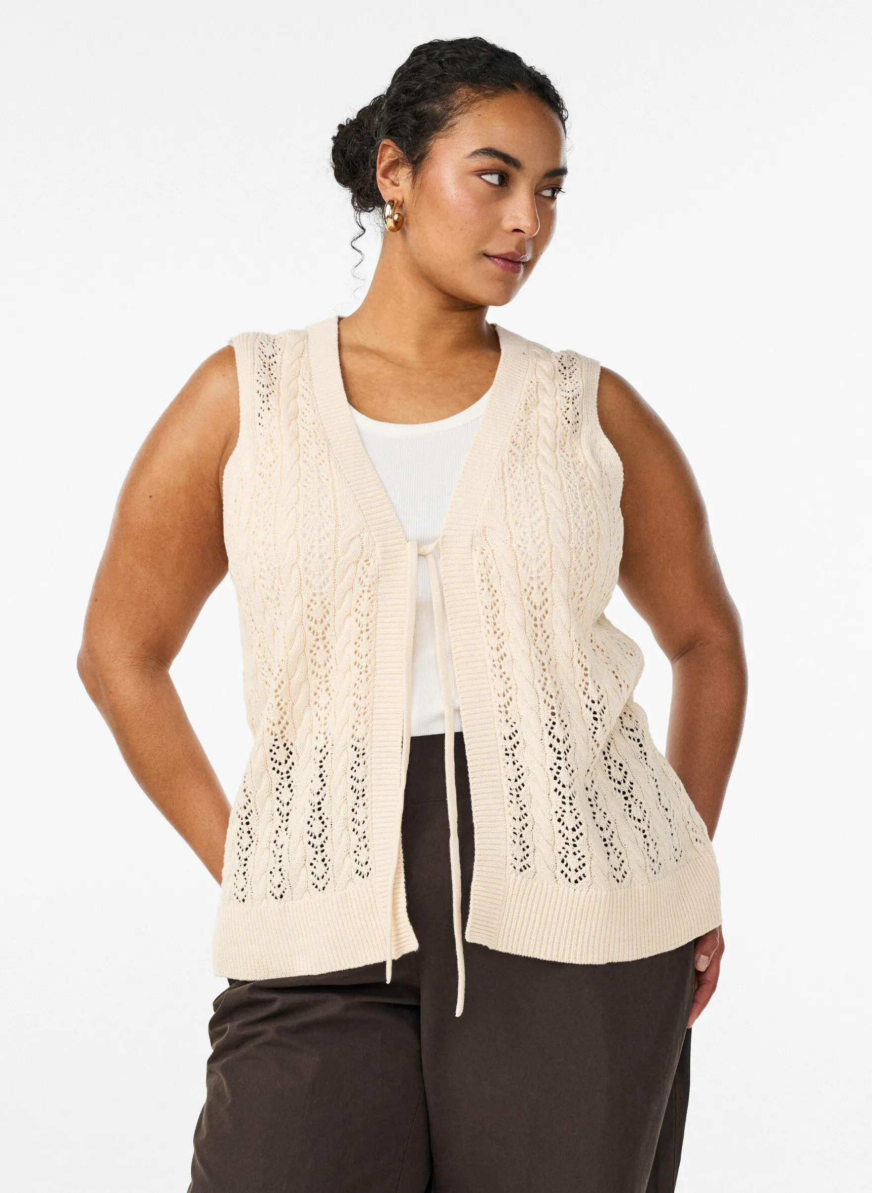 Strickweste mit Lochstickerei und Bindeband