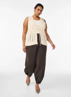 Strickweste mit Lochstickerei und Bindeband