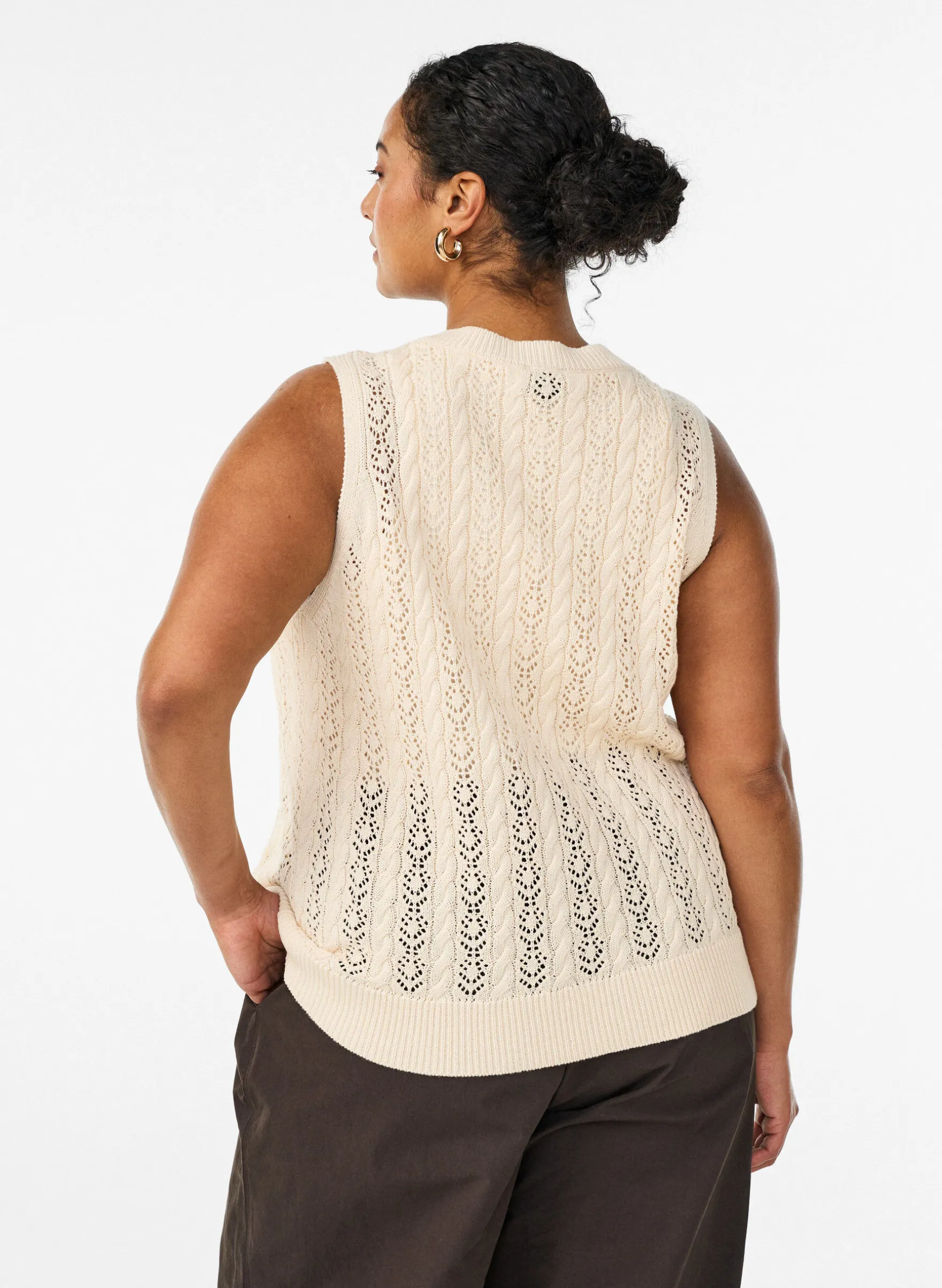 Strickweste mit Lochstickerei und Bindeband