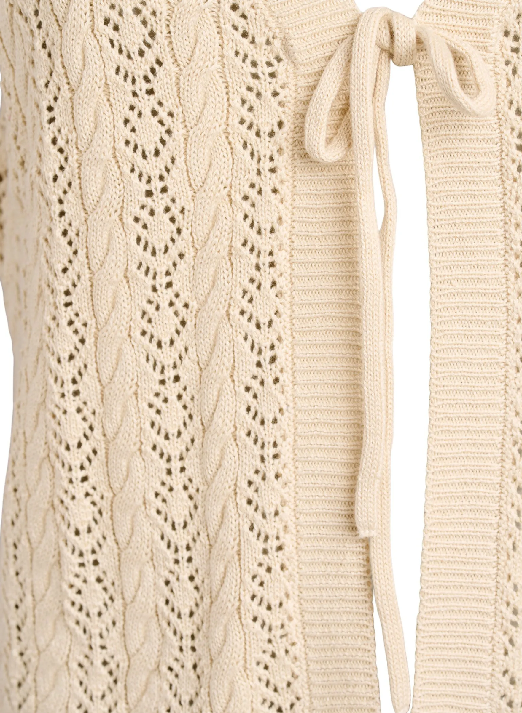 Strickweste mit Lochstickerei und Bindeband