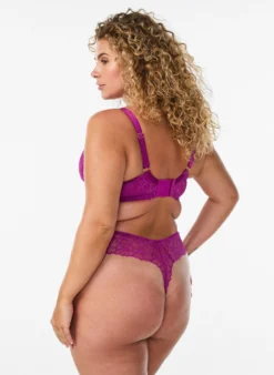 String aus floraler Spitze mit normaler Taillenhöhe
