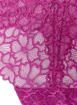 String aus floraler Spitze mit normaler Taillenhöhe