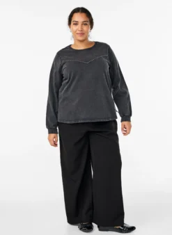 Sweatshirt mit Strasssteinen und Washed-Optik